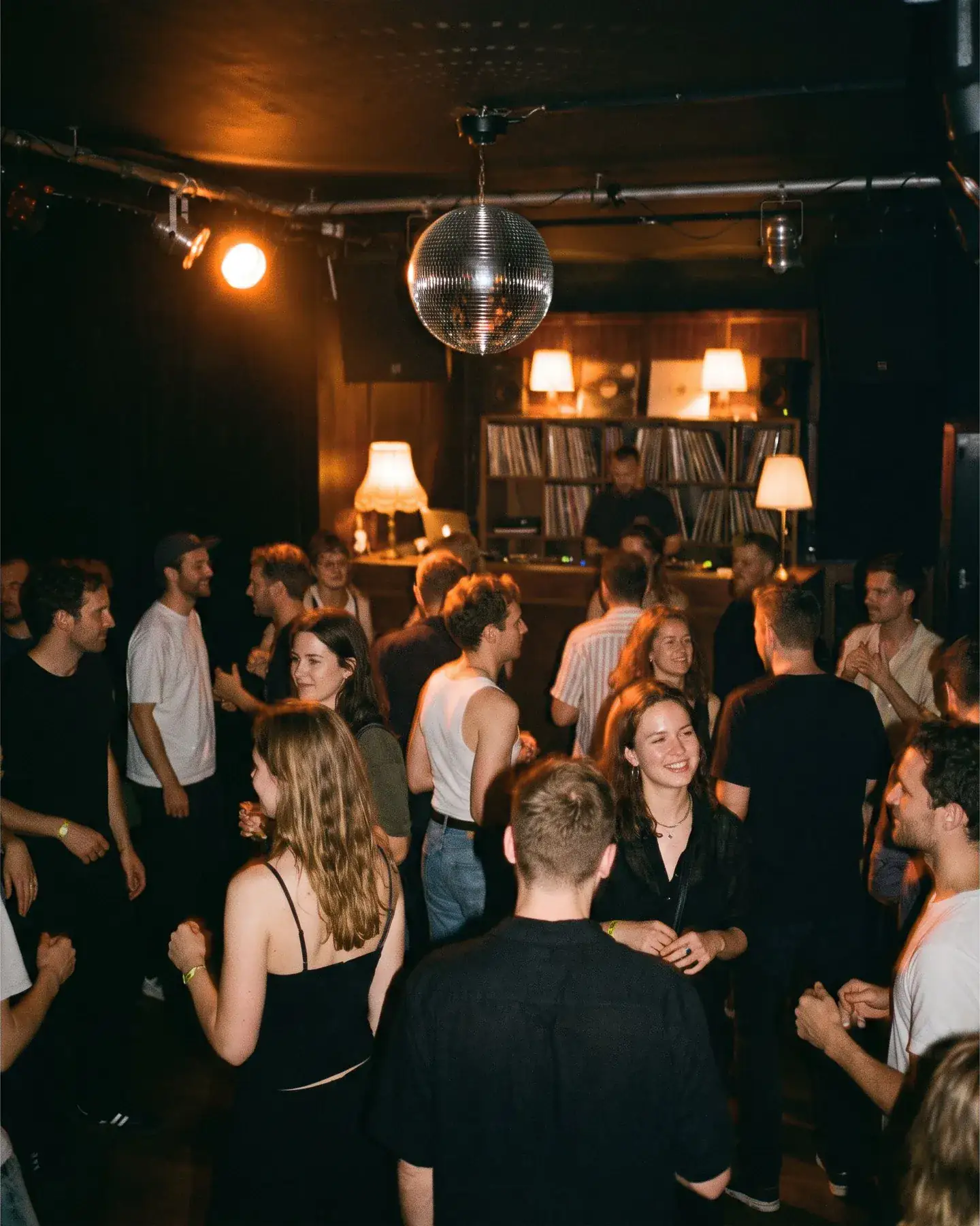 Die Bar im Deckshaus: warmes Licht, Discokugel, hinten das Plattenregal