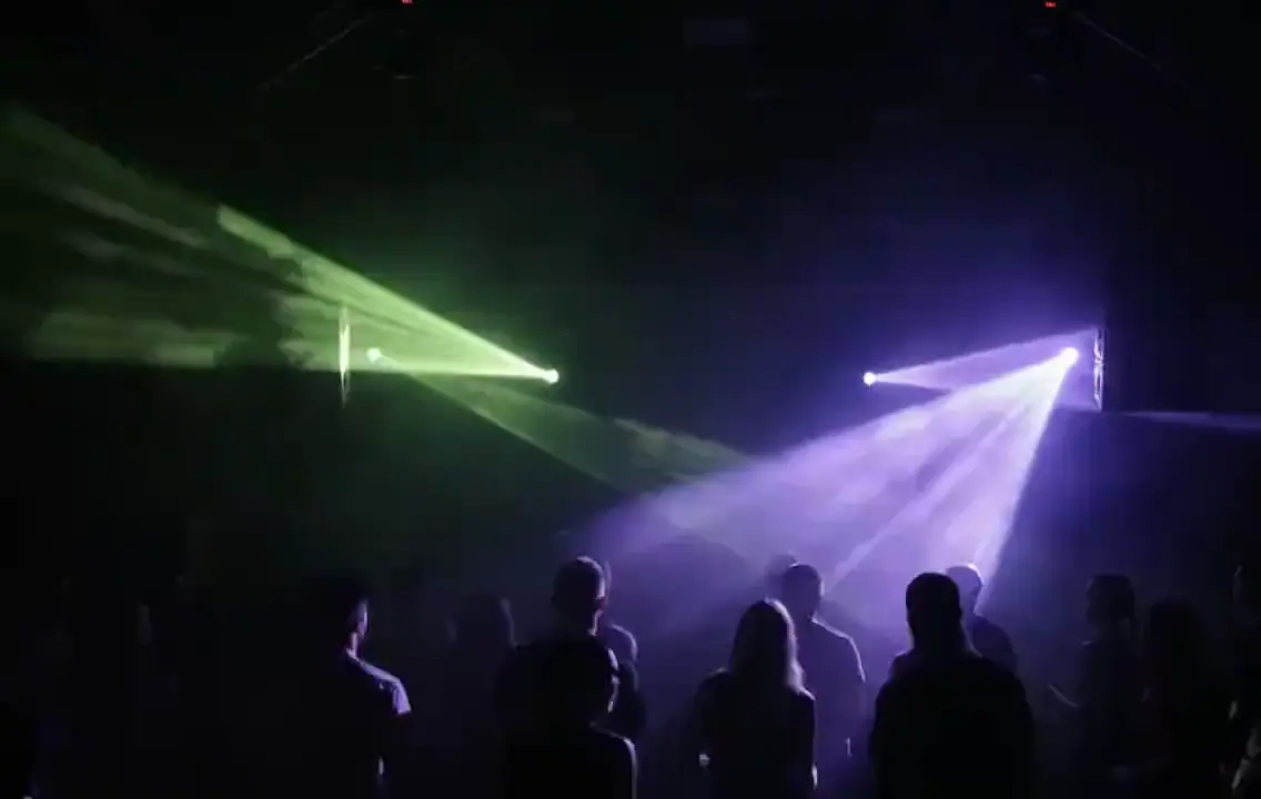 Artwork Nachtfähre: Lichtkegel über der Tanzfläche