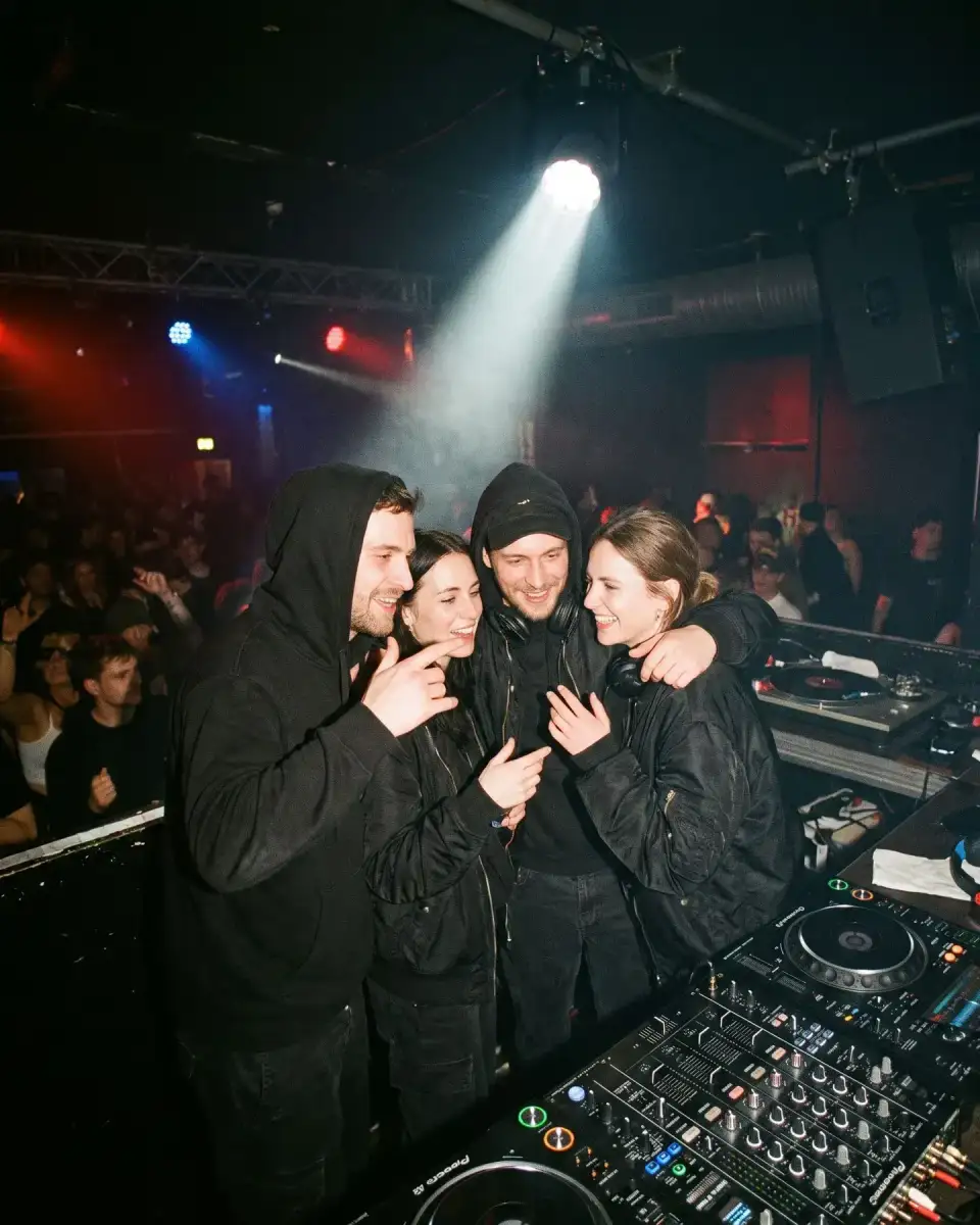 Gruppenbild vom Kollektiv Nordwand: vier Leute in Schwarz am DJ-Pult